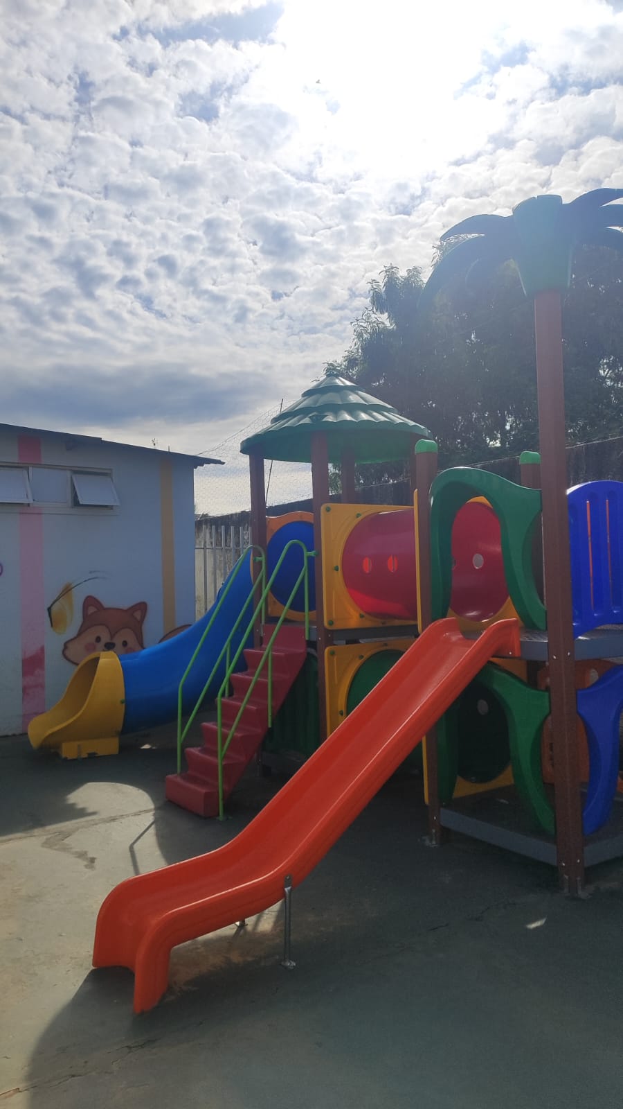 Parquinho com escorregadores e torre colorida
